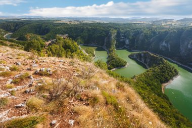 Bakış açısı Namık (Dua), Uvac Special Nature Reserve, Güneybatı Sırbistan'da güzel bir bakış