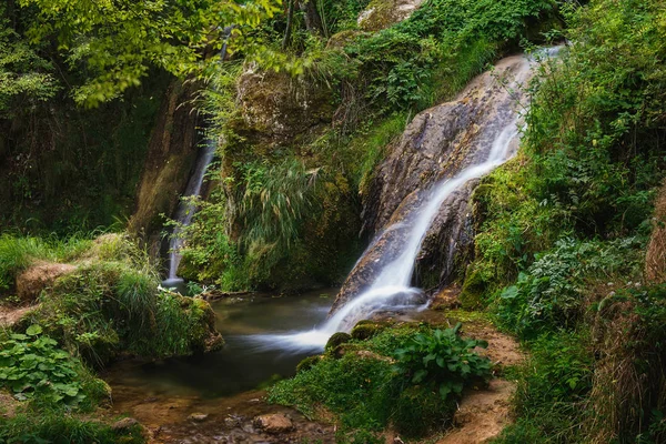 瀑布在戈斯蒂列村 瀑布的特写 自然户外旅游目的地戈斯蒂尔耶 兹拉蒂博尔山 塞尔维亚 — 图库照片