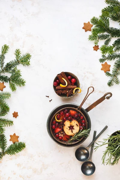 Glögg Görs Ingredienser Och Köksredskap Gyllene Vit Festlig Rustik Yta — Stockfoto