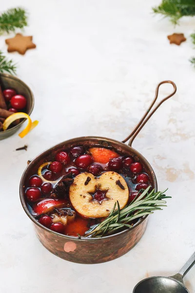 Kerst Glühwein Met Sinaasappels Appels Specerijen Cooper Pot Selectieve Focus — Stockfoto