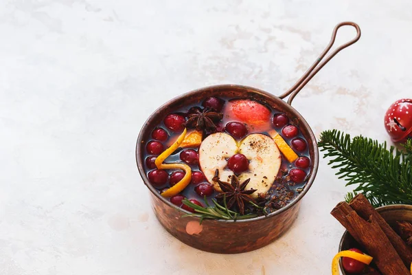 Zelfgemaakte Kerst Glühwein Met Sinaasappels Appels Specerijen Cooper Pot Selectieve — Stockfoto