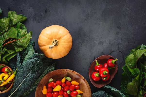 Vegetarisk Mat Bakgrund Med Blandade Färska Greener Tomater Chili Och — Stockfoto