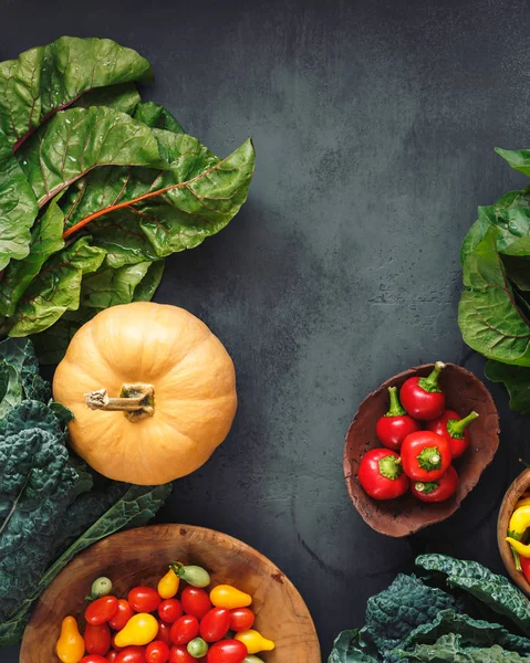 農家市場 ダイエット 栄養コンセプトから収穫された新鮮な有機野菜の様々な トップビュー フラットレイ — ストック写真