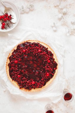 Kahverengi tereyağlı kızılcık turtası. Reçelli yaban mersinli tart ve Şükran Günü ya da Noel için taze kızılcık. Üst görünüm, boş alan, festival masası