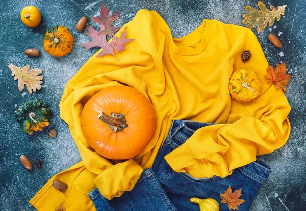 秋天的平坦背景 有可食用的装饰南瓜和葫芦 黄色运动衫 牛仔裤和落在木制桌子上的叶子 顶部视图 空白空间 — 图库照片