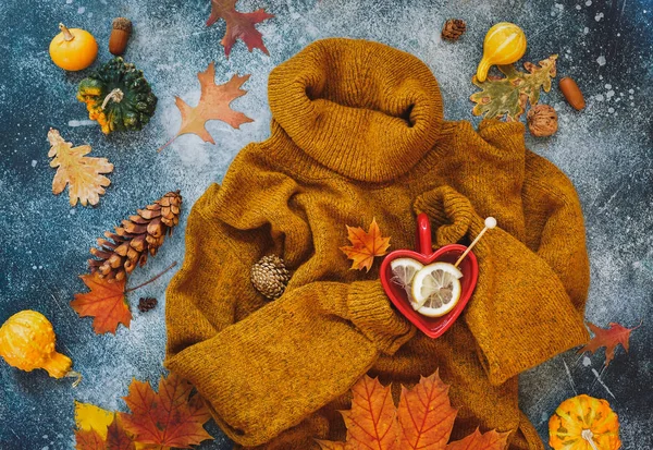 秋天的平平的背景是黄褐色针织毛衣和一杯茶 葫芦和落叶放在木制桌子上 顶部视图 空白空间 — 图库照片