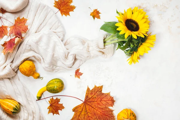 舒适的秋天 生活方式的概念 采购产品新鲜的金黄色向日葵 针织的羊毛 米黄色毛衣 装饰葫芦和干叶 顶部视图 复制空间 — 图库照片