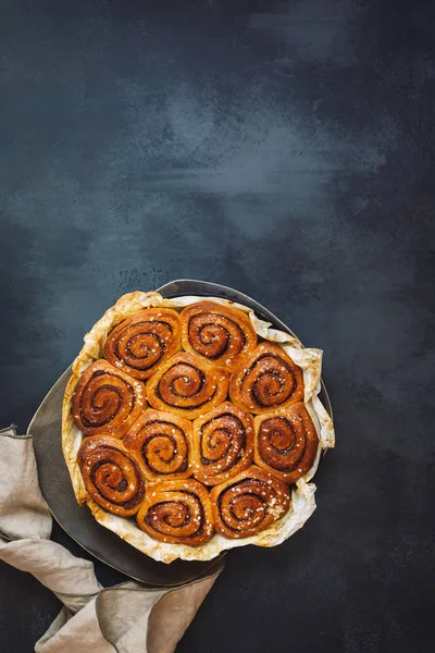 Freshly Baked Cinnamon Rolls Cast Iron Pan Sugar Glaze Top — Stockfoto