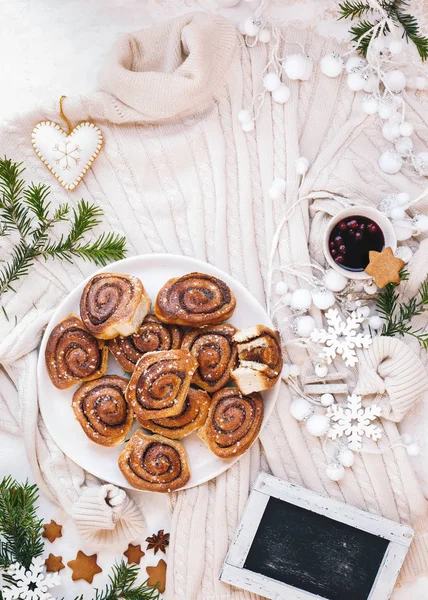 Cozy Festive Christmas Lifestyle Concept Freshly Baked Cinnamon Rolls Knitted — Stock Photo, Image