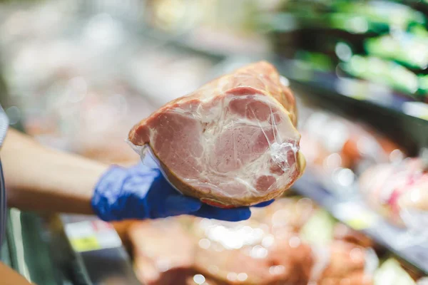 Kobieta Rękawiczkach Ochronnych Kupuje Mięso Plastikowych Opakowaniach Supermarkecie Zakupy Spożywcze — Zdjęcie stockowe