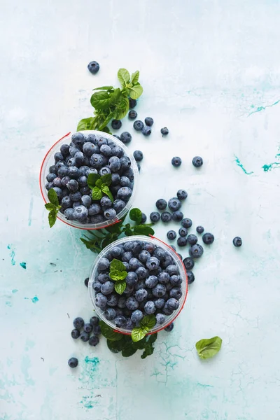 新鲜的蓝莓放在桌上的塑料容器里 顶部视图 空白空间 — 图库照片