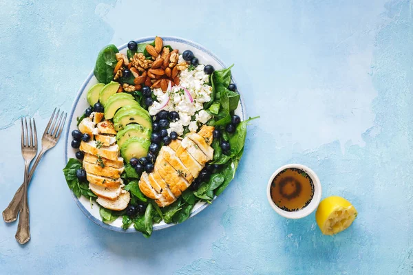 Gegrilde Kip Bosbessen Feta Salade Met Citroen Dressing Blauwe Rustieke — Stockfoto