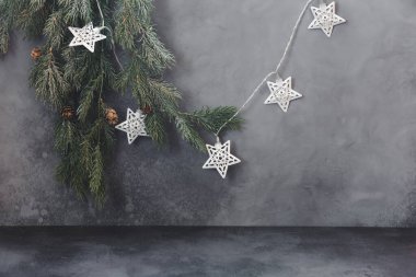 Koyu kırsal arka planda fotokopi alanı olan Noel ışıkları ve dalları. Noel ve Yeni Yıl kavramı
