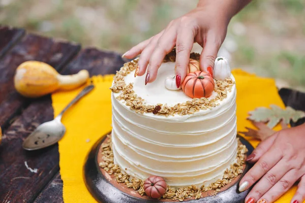 Woman Decorating Pumpkin Pie Layer Cake Table Outdoor Garden Autumn — Stock Photo, Image