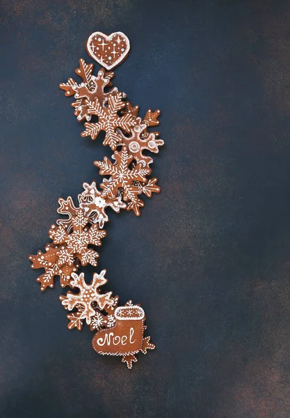 크리스마스 생강빵 쿠키는 빈티지검은 표면에 아이싱으로 장식되어 — 스톡 사진
