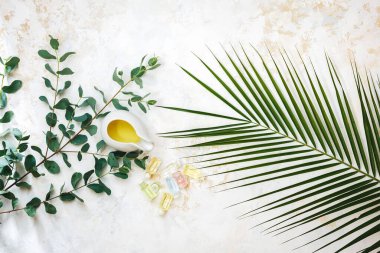 Spa tedavisi için çeşitli ürünler, yüz masajı ve vücut yağları. Doğal ve organik spa natürmort. Üst görünüm, boş boşluk