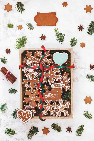Perník Vánoce Různé Tvarované Sušenky Dřevěné Krabici Červenou Zelenou Stuhou — Stock fotografie