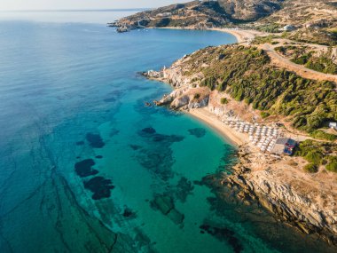 Altın Kumsal, Kriaritsi ve Hawaii Sahili 'ni üst üste gösteren Sithonia kıyı şeridinin çarpıcı sabah manzarası