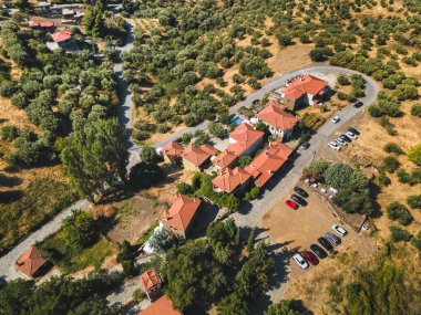 İtamos Dağı, Sithonia, Halkidiki, Yunanistan 'ın yamaçlarındaki geleneksel taş köyü Parthenonas' ın insansız hava aracı görüntüsü