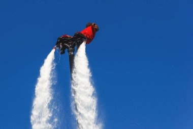Uçan tahta, kırmızı bir Flyboard adam