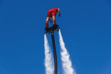 Uçan tahta, kırmızı bir Flyboard adam