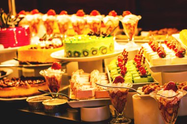 Birçok kek, tatlılar ile vitrin