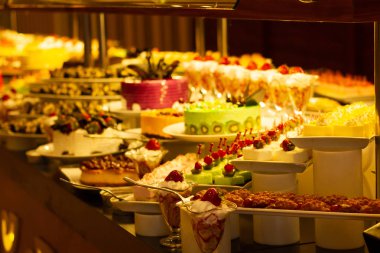 Birçok kek, Türk tatlıları ile vitrin