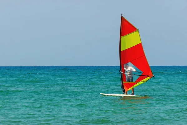 Windsurfing Pozadí Mořské Krajiny Průzračného Nebe Muž Windsurferu Nachází Sportu — Stock fotografie