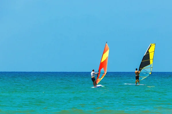 Windsurfing Pozadí Mořské Krajiny Průzračného Nebe Dva Surfaři Windsurfingu Jdou — Stock fotografie