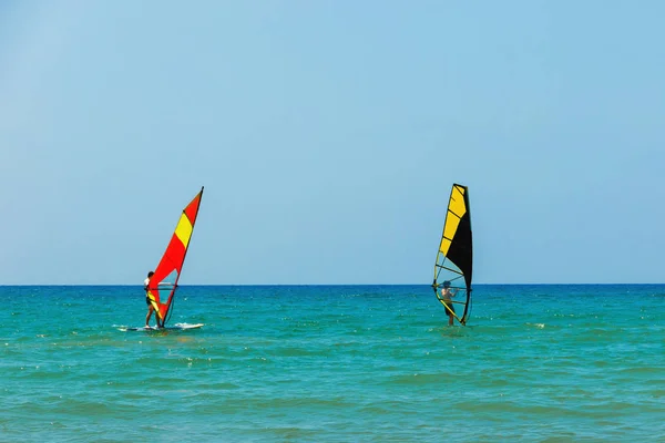 Windsurfing Pozadí Mořské Krajiny Průzračného Nebe Dva Surfaři Windsurfingu Jdou — Stock fotografie