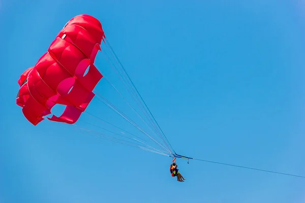 관광객들은 뒤에서 낙하산을 패러세일링을 즐거운 시간을 — 스톡 사진