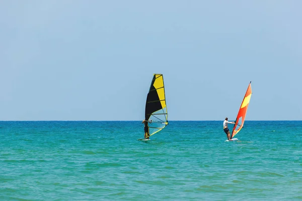 Windsurfing Pozadí Mořské Krajiny Průzračného Nebe Dva Surfaři Windsurfingu Jdou — Stock fotografie