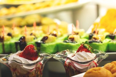 Birçok kek, Türk tatlıları ile vitrin