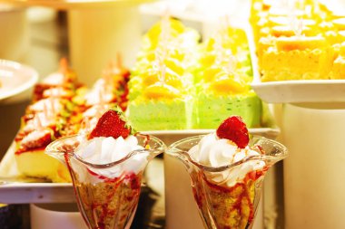 Birçok kek ile vitrin