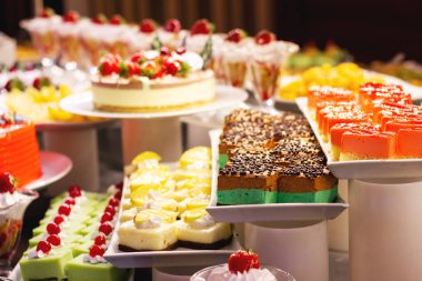 Birçok kek ile vitrin