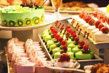 Birçok kek ile vitrin