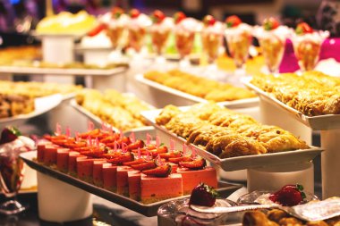 Birçok kek ile vitrin