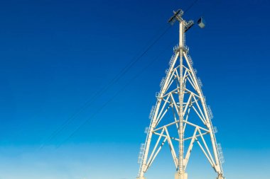 Telesiyej kuleleri ve teleferik yapıları.