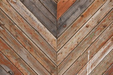 Kahverengi boyayla boyanmış. Doğal desenli eski kahverengi ahşap doku. Eski bir ahşap doku. Boyanmış kahverengi bir duvar. Boya çatlamış. Grunge tasarım için renkli arka plan. Stok Fotoğrafı.