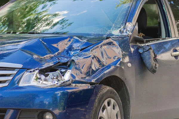 Autonehoda. Levá přední část modrého auta byla poškozena při dopravní nehodě. — Stock fotografie