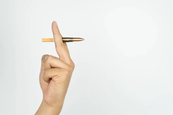 Roken Dodelijk Concept Hand Met Een Sigaret Gemengd Met Geweer — Stockfoto