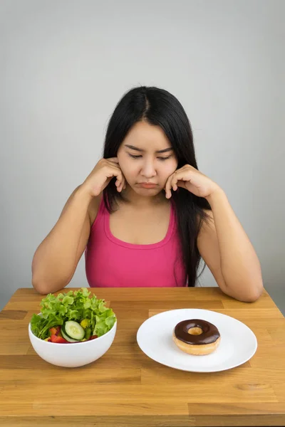 Piękne Asian Woman Rozmiar Wybór Między Sałatka Czekoladowe Diety Koncepcja — Zdjęcie stockowe