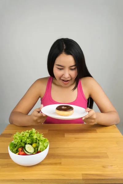 Piękna Młoda Kobieta Azjatyckich Wybierając Czekoladowe Ignorując Salaterki — Zdjęcie stockowe