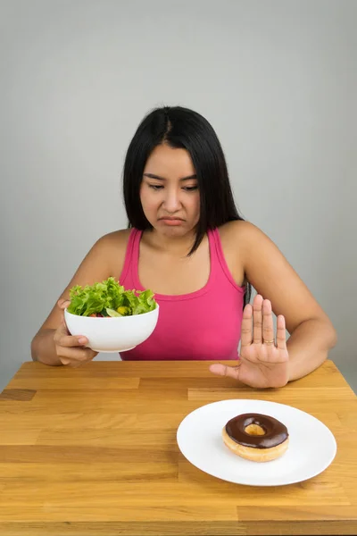 Hermosa Joven Asiática Mujer Elegir Ensaladera Rechazar Donut Chocolate Concepto —  Fotos de Stock