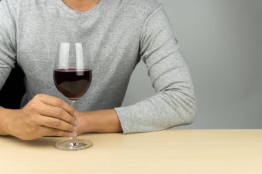 ahşap masa, kırmızı şarap ile gri tişörtlü adam