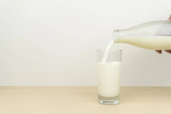 Ручной Налив Молока Бутылки Стакан — стоковое фото