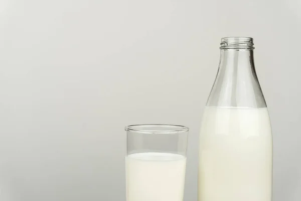 Ein Glas Milch Und Milchflasche Auf Weißem Hintergrund — Stockfoto