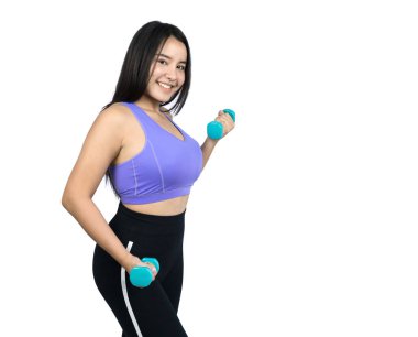artı boyutu Asyalı kadın güzel dumbbells ile egzersiz yapıyor, beyaz arka plan üzerinde izole