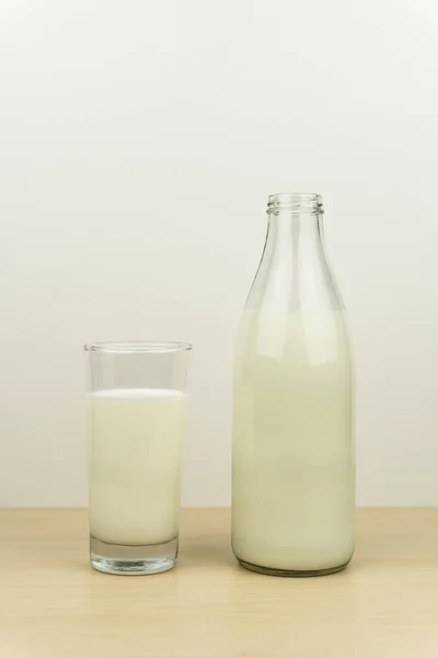 Ett Glas Mjölk Och Mjölkflaska Träbord Vit Bakgrund — Stockfoto