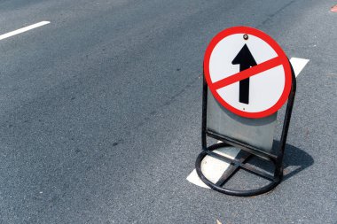 ayakta trafik işaretleri yolda, düz veya hiçbir giriş işareti gitme.